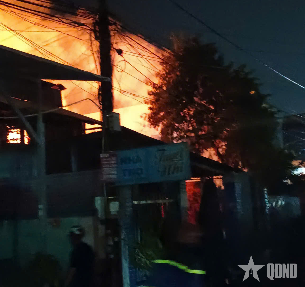 An Giang: Cháy 2 căn nhà tại phường Bình Đức, không thiệt hại về người